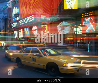 Gelben Taxis auf der Straße in der Nacht mit Neonröhren der Sony Theater im Hintergrund, in Times Square, New York, USA Stockfoto