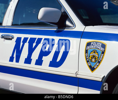 Nahaufnahme der Polizeiwagen mit Insignien der Stadt New York Police Department, NYPD, auf der Seite, in New York, USA Stockfoto