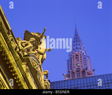 Statuen auf Grand Central Station mit dem Chrysler Building im Hintergrund, aufgenommen am Abend in New York, USA Stockfoto