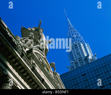 Statuen auf Grand Central Station mit dem Chrysler Building im Hintergrund, aufgenommen am Abend in New York, USA Stockfoto