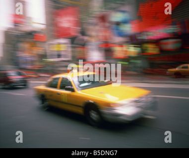Gelbes Taxi auf der Straße am Times Square in New York-Vereinigte Staaten von Amerika-Nordamerika Stockfoto
