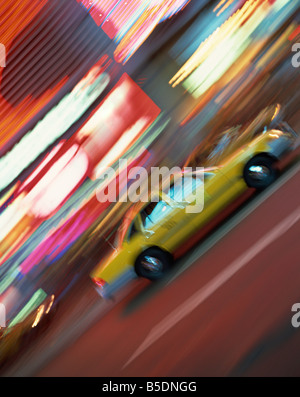 Gelbes Taxi fahren Vergangenheit verwischt Neonlichter nachts auf dem Times Square in New York-Vereinigte Staaten von Amerika-Nordamerika Stockfoto