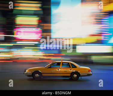Gelbes Taxi fahren Vergangenheit verwischt Neonlichter nachts auf dem Times Square in New York-Vereinigte Staaten von Amerika-Nordamerika Stockfoto