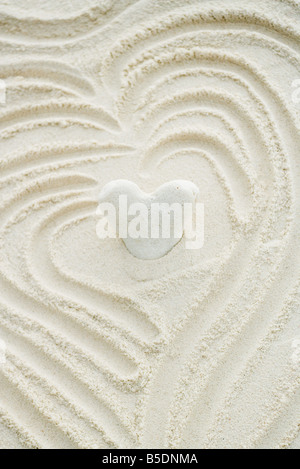 Herzförmige Korallen umgeben von Herzformen in Sand gezeichnet Stockfoto