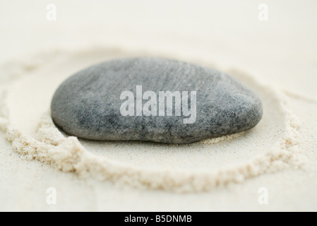 Stein auf Sand, Nahaufnahme Stockfoto