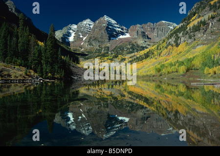 Maroon Bells spiegelt sich im See, in der Nähe von Aspen, Colorado, USA, Nordamerika Stockfoto