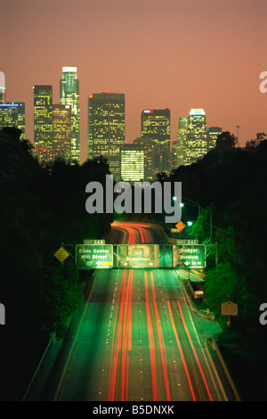 Skyline von Los Angeles und Autobahn, Nachtbeleuchtung, Kalifornien, USA, Nordamerika Stockfoto