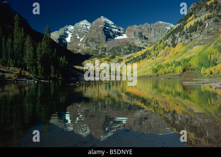 Maroon Bells spiegelt sich im See, in der Nähe von Aspen, Colorado, USA, Nordamerika Stockfoto