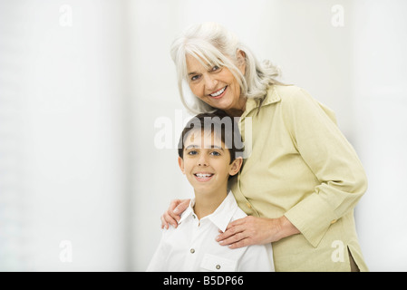 Großmutter Enkel, beide lächelnd in die Kamera, hinter Porträt Stockfoto