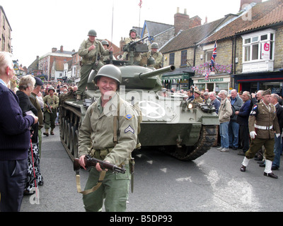 jährliche ww2 Kriegszeit Wochenende Pickering North Yorkshire, amerikanische Soldaten mit einem Tank kommt auf der Straße Stockfoto