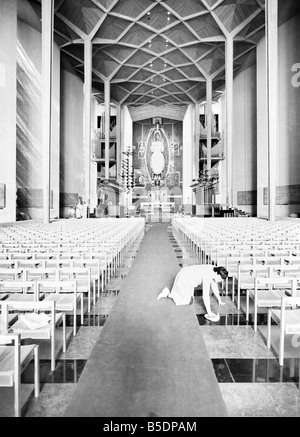 Handwerker Schliff den letzten für die neue Coventry Kathedrale steht neben der alten Kathedrale, die im Krieg zerstört wurde. 1962-A886-001 Stockfoto