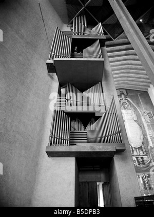 Handwerker Schliff den letzten für die neue Coventry Kathedrale steht neben der alten Kathedrale, die im Krieg zerstört wurde. 1962 A886-003 Stockfoto