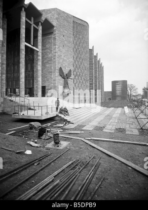 Handwerker Schliff den letzten für die neue Coventry Kathedrale steht neben der alten Kathedrale, die im Krieg zerstört wurde. 1962 A886-004 Stockfoto