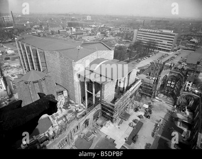 Handwerker Schliff den letzten für die neue Coventry Kathedrale steht neben der alten Kathedrale, die im Krieg zerstört wurde. 1962 A886-005 Stockfoto