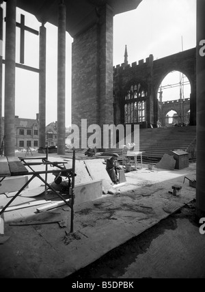 Handwerker Schliff den letzten für die neue Coventry Kathedrale steht neben der alten Kathedrale, die im Krieg zerstört wurde. 1962 A886-006 Stockfoto