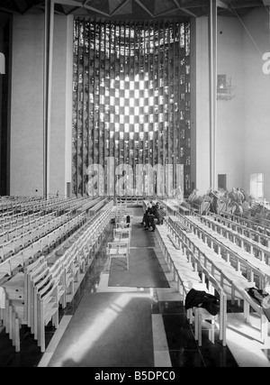 Handwerker Schliff den letzten für die neue Coventry Kathedrale steht neben der alten Kathedrale, die im Krieg zerstört wurde. 1962 A886-007 Stockfoto