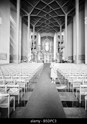 Handwerker Schliff den letzten für die neue Coventry Kathedrale steht neben der alten Kathedrale, die im Krieg zerstört wurde. 1962-A886 Stockfoto