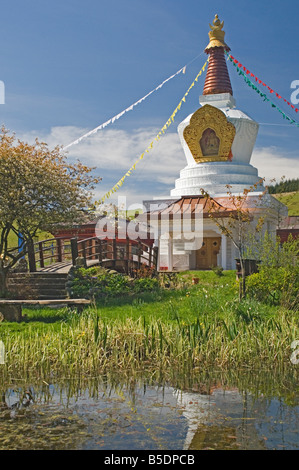 Der Stupa aus dem Garten für den Frieden, Kagyu Samye Ling Kloster und tibetisches Zentrum, Eskdalemuir, Dumfries and Galloway, Schottland Stockfoto