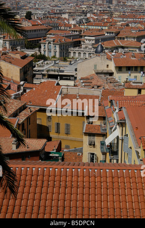 Eine hohe Aussicht auf die Dächer der alten Stadt von Nizza Südfrankreich Stockfoto