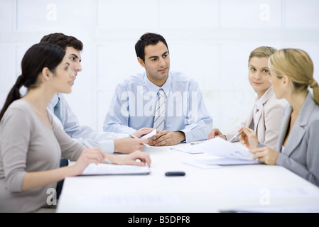 Geschäftsmann mit Kollegen am Konferenztisch sitzen Stockfoto