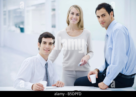 Drei Profis eine Kaffee-Pause, lächelnd in die Kamera Stockfoto