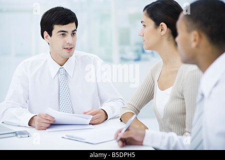 Profis am Tisch, Dokumente diskutieren Stockfoto