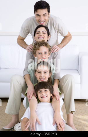 Porträt der Familie aufgereiht hintereinander, kürzeste, höchste Stockfoto