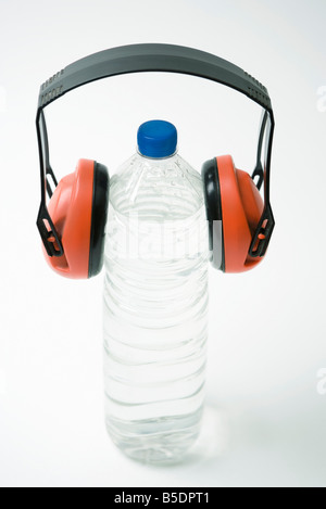 Flasche Wasser tragen schützende Ohrenwärmer Stockfoto