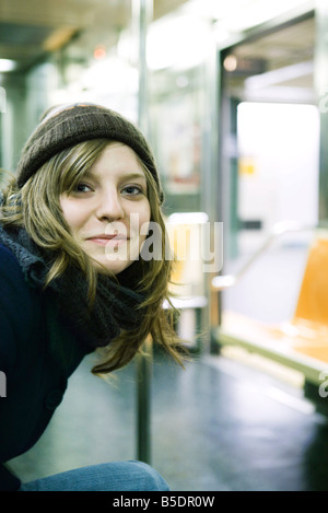 Junge Frau fahren u-Bahn, lächelnd in die Kamera Stockfoto