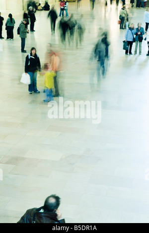 Touristen und Pendler vermischen sich in Grand Central Station in New York City Stockfoto