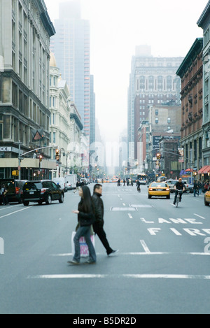 Fußgänger überqueren Straße in Zebrastreifen bei W 19th Street und 6th Avenue Chelsea in New York, nach NE Stockfoto