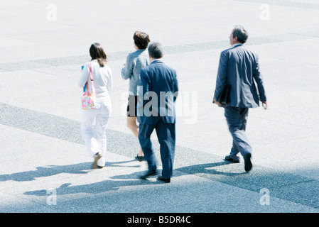 Fußgänger zu Fuß über öffentlichen Platz Stockfoto