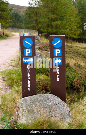 Spittal Glenmuick, Schottland, Vereinigtes Königreich Lochnagar Wegweiser im Herbst Stockfoto