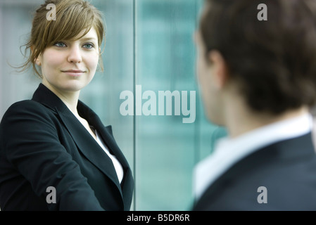 Unternehmerin und Unternehmer treffen und schütteln sich die Hände Stockfoto