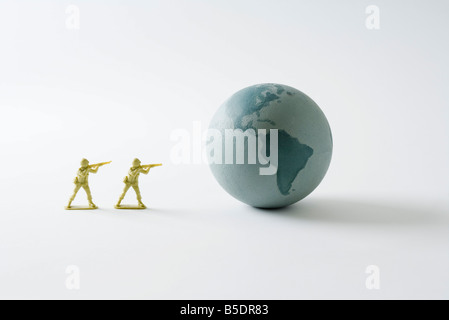 Spielzeug-Soldaten mit dem Ziel Waffen auf die Erde Stockfoto