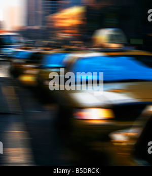 New York City gelbe Taxis. Eine geschäftige Straße Szene. Am frühen Morgen in Manhattan. USA Stockfoto