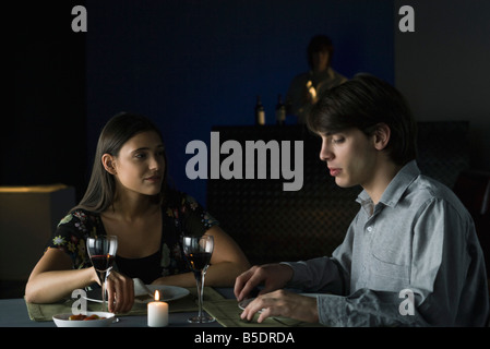 Paare, die ernstes Gespräch beim Abendessen mit Wein im restaurant Stockfoto