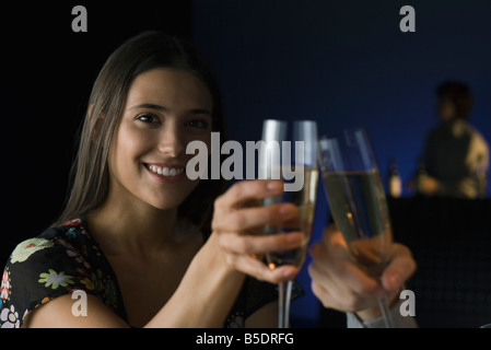 Paar klirrende Gläser, lächelnd, beschnitten Ansicht Stockfoto