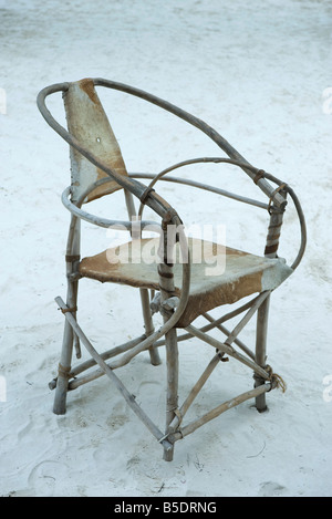 Handgefertigte Stuhl auf Sand, Sansibar, Tansania Stockfoto