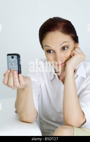 Frau mit Handy, selbst zu fotografieren Stockfoto