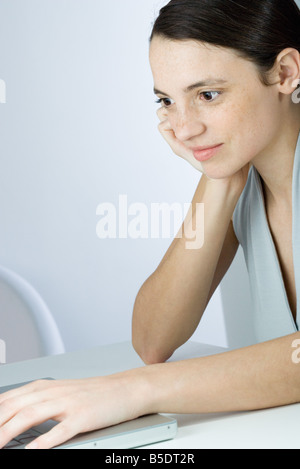 Junge Frau starrte auf Laptop-Computer, beschnitten Ansicht Stockfoto