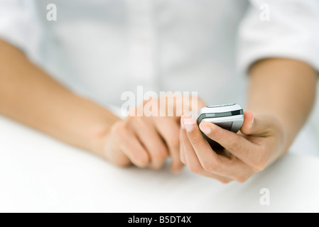 Person Holding Handy, beschnitten, Ansicht Stockfoto
