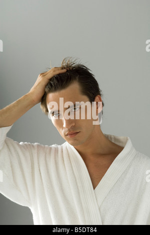 Mann läuft Hand durch das Haar, Porträt Stockfoto