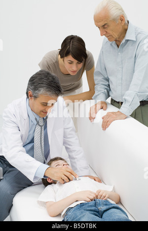 Arzt auf junge Patienten Herz hören Familie beobachten Stockfoto