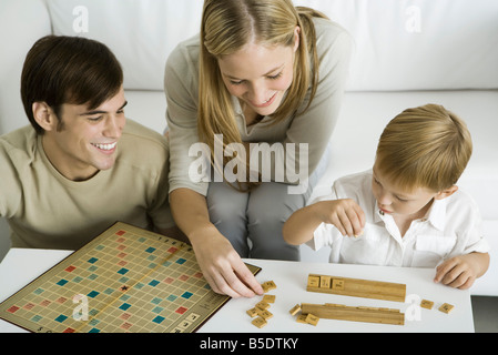 Familie Brettspiel zusammen, ordnet Mutter Spielsteine Stockfoto