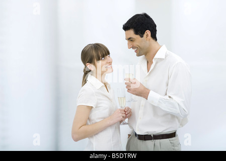 Paar, trinken Champagner, Lächeln einander an Stockfoto