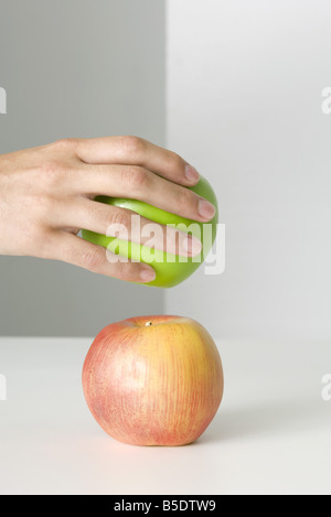 Hand die Auswahl grüner Apfel, rote Apfel im Vordergrund Stockfoto