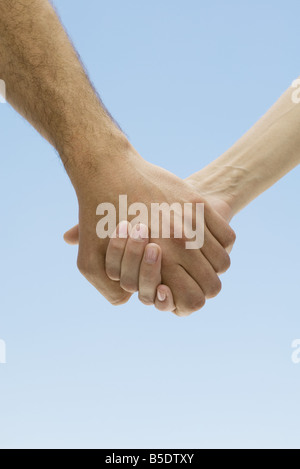 Paar Hand in Hand, beschnitten, Ansicht Stockfoto