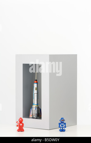Spielzeugroboter und Spielzeug Rakete Stockfoto