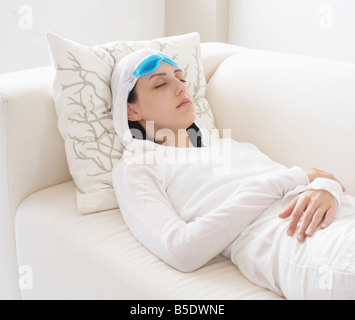 Mid-Adult Frau Schlafen auf der Couch Stockfoto